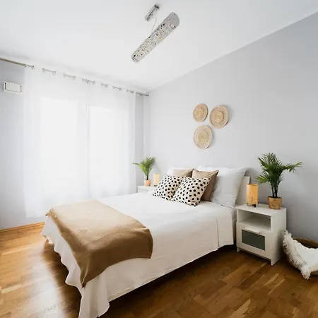 Big Old Town - 3 Rooms- 7 People-lift- Near Town Hall *